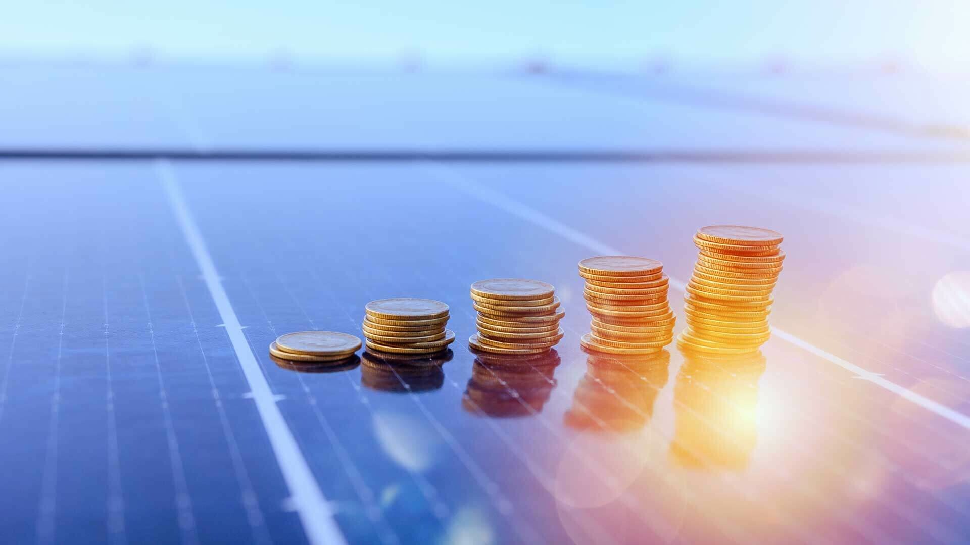 Geldmünzen auf einer Solaranlage