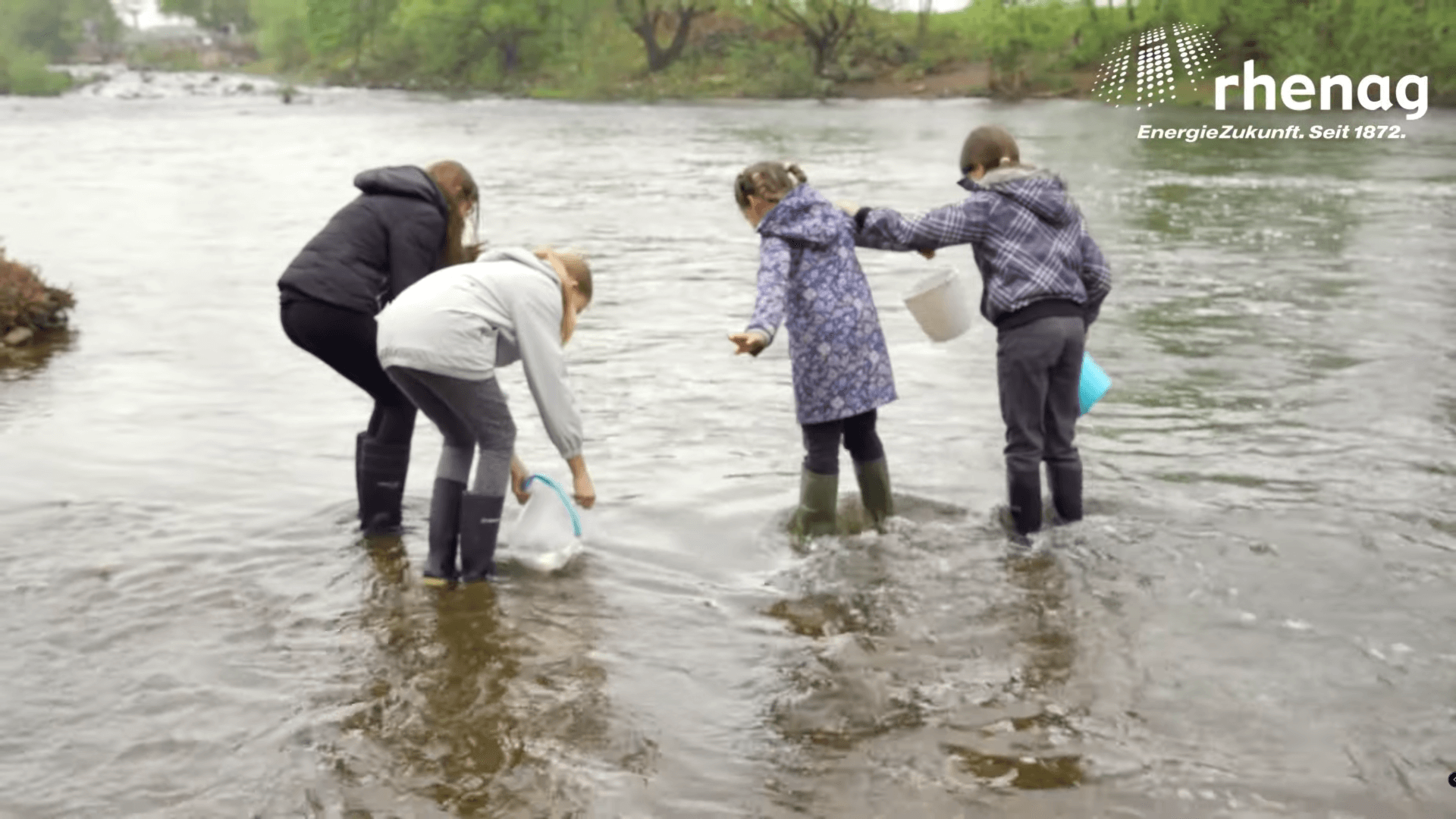Kinder am Fluss mit Eimern