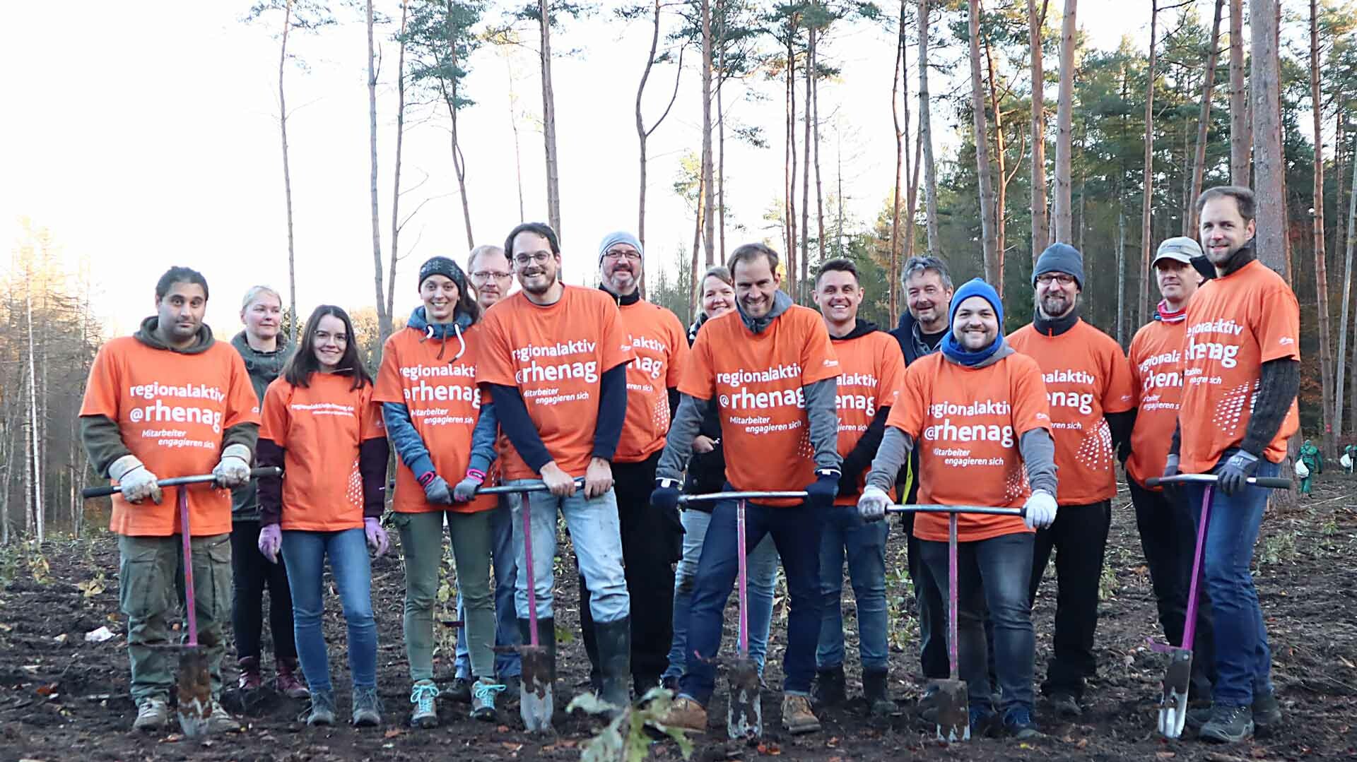 Gruppenfoto von rhenag Mitarbeitern im Zukunftswald