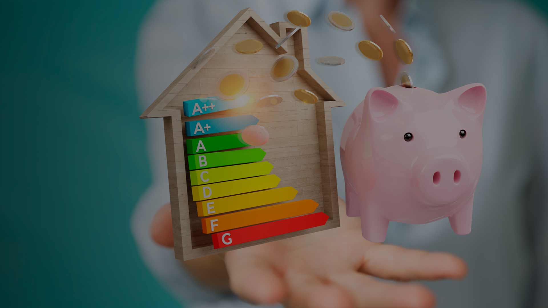 Energieeffizienzpyramide und Sparschwein auf ausgestreckter Hand