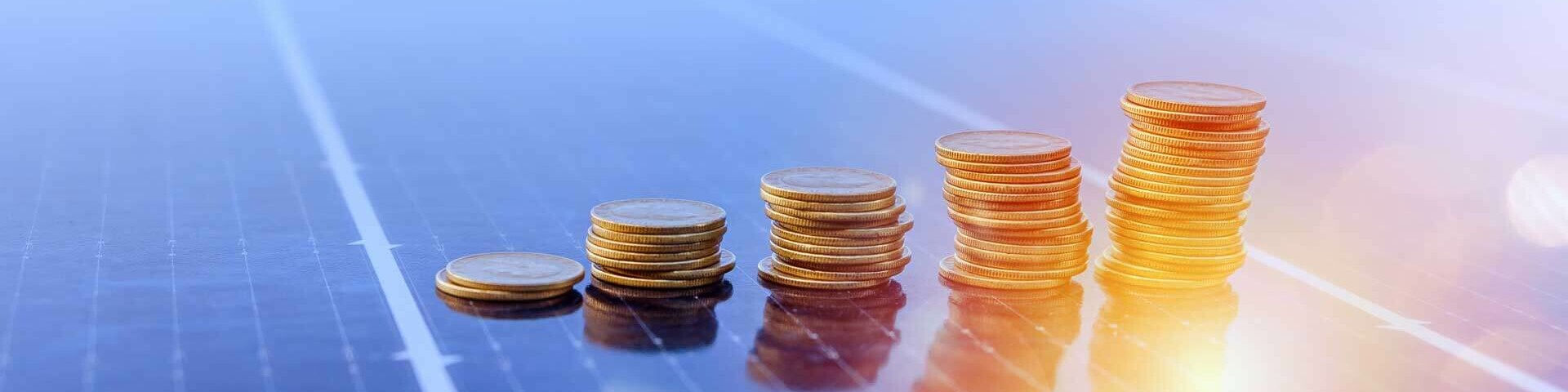 Geldmünzen auf einer Solaranlage