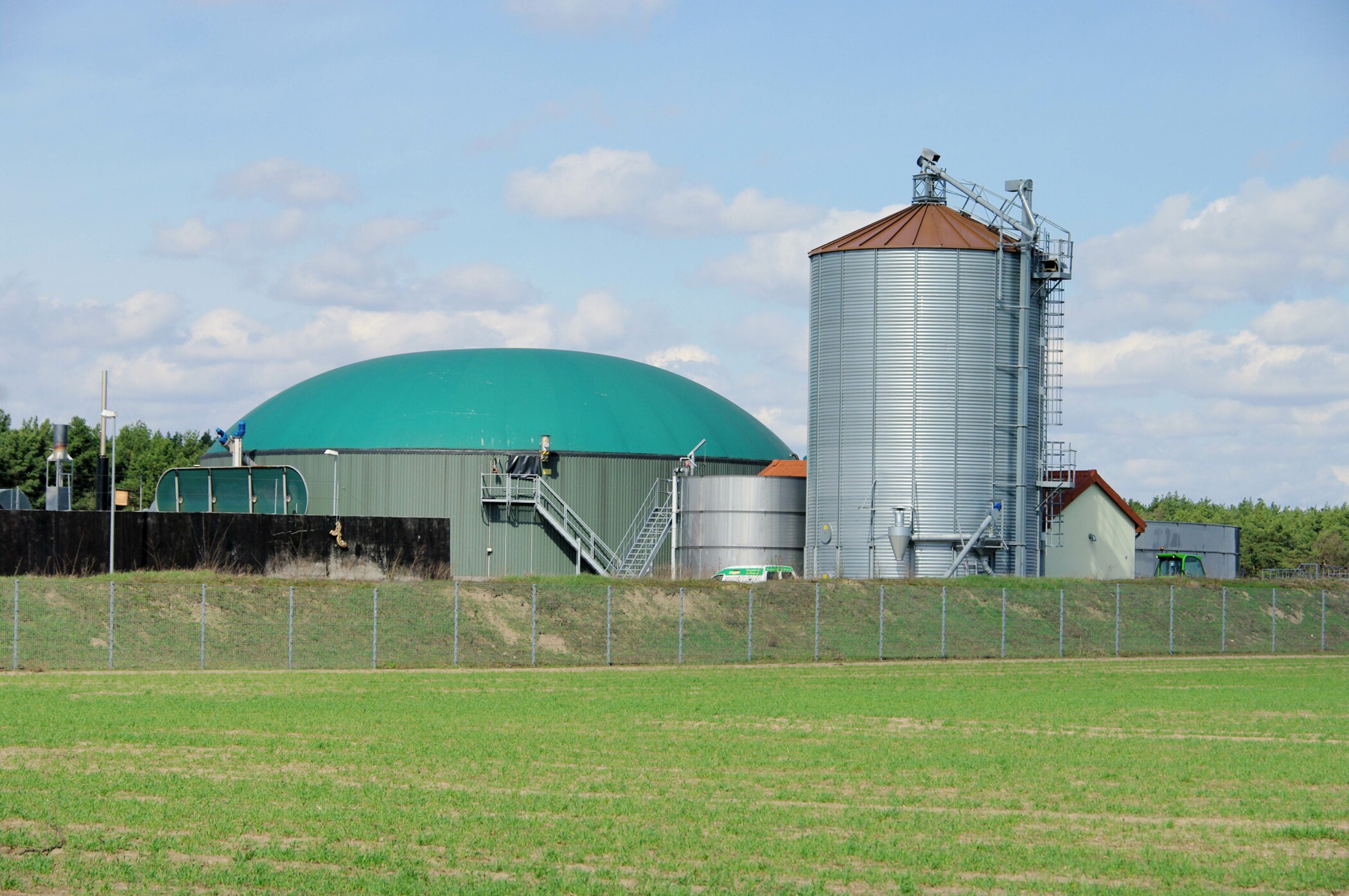 Eine Biogasanlage auf einem Feld.